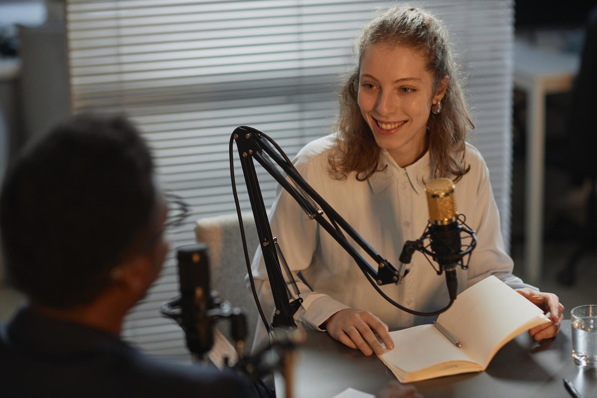 Reporter rozmawiający z rozmówcą w studio